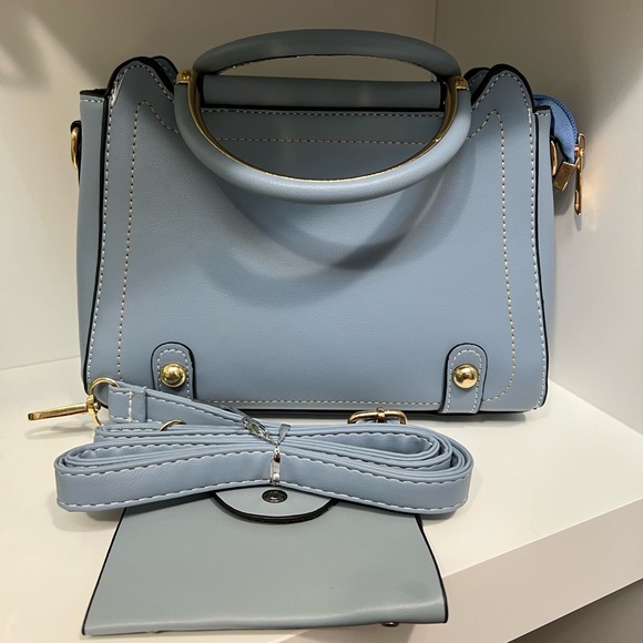 Elegant Blue Handbag with Daisy Charm and Wallet - Picture 2 of 9